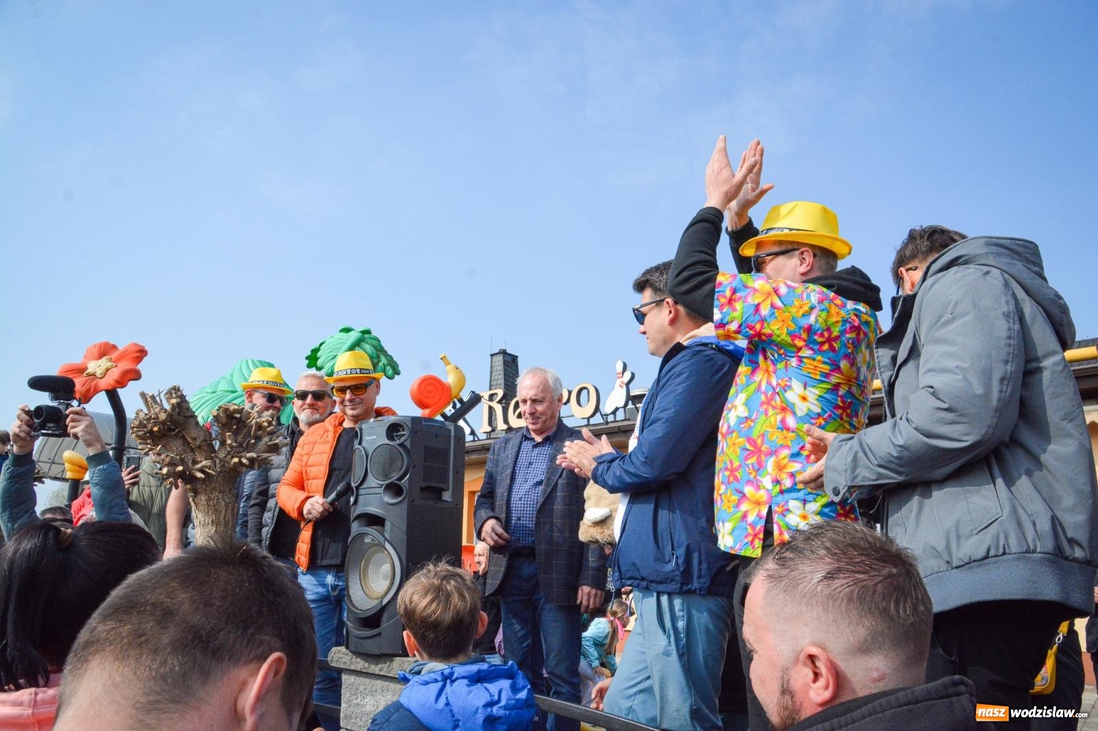 Zdjęcie w galerii na portalu naszwodzislaw.com: Z Tajlandii do Chałupek: Kultowe Fiaty i Polonez tłumnie powitane w ojczyźnie [FOTO i WIDEO] wiadomości z regionu