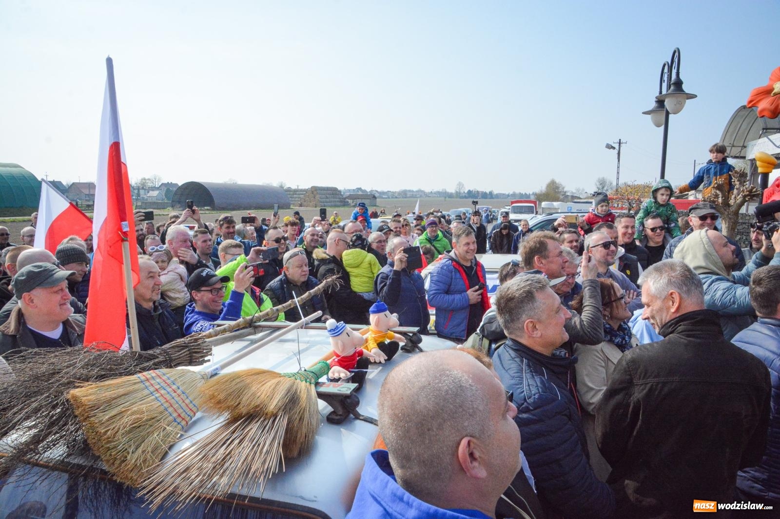 Zdjęcie w galerii na portalu naszwodzislaw.com: Z Tajlandii do Chałupek: Kultowe Fiaty i Polonez tłumnie powitane w ojczyźnie [FOTO i WIDEO] wiadomości z regionu