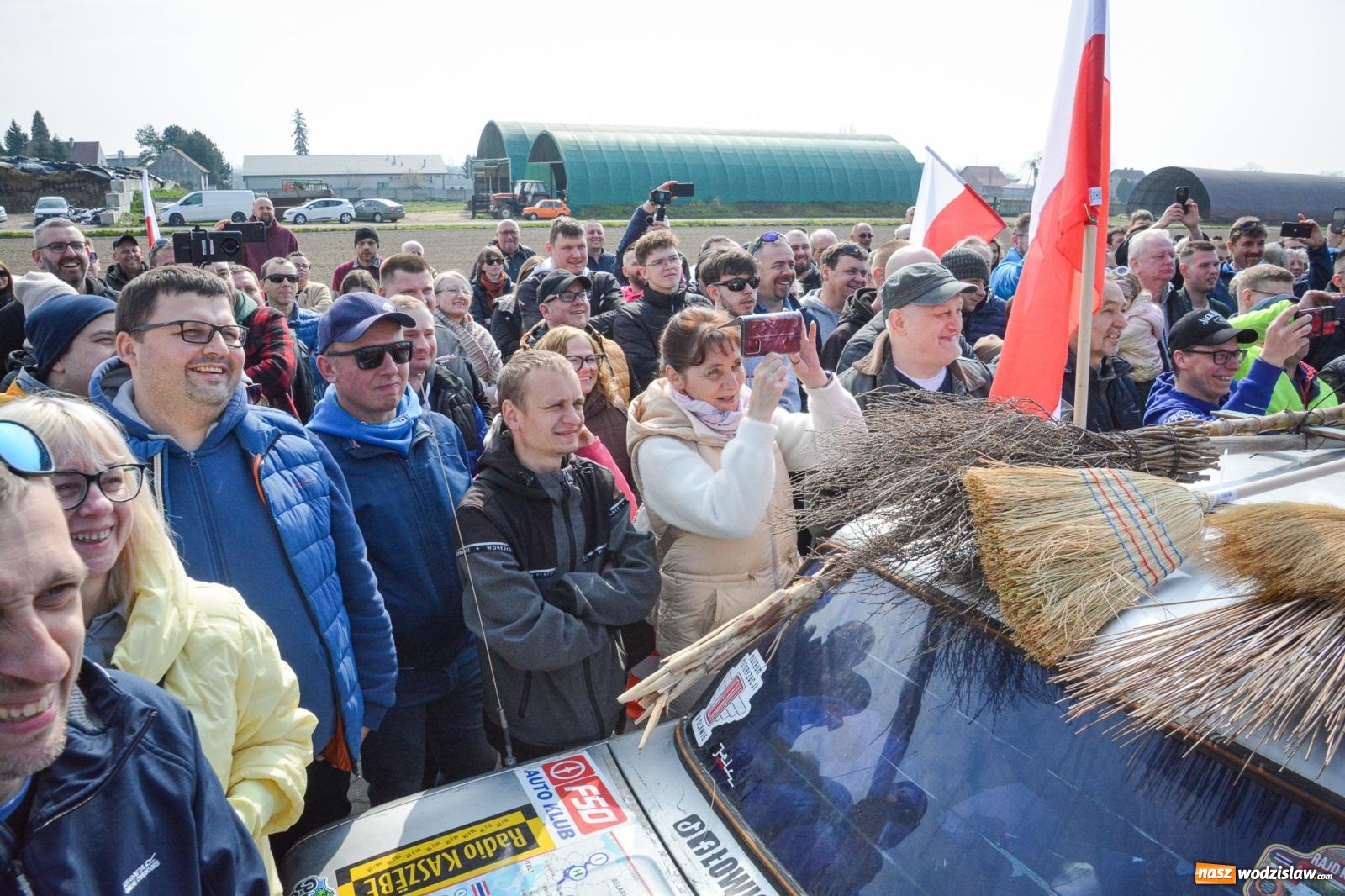 Zdjęcie w galerii na portalu naszwodzislaw.com: Z Tajlandii do Chałupek: Kultowe Fiaty i Polonez tłumnie powitane w ojczyźnie [FOTO i WIDEO] wiadomości z regionu