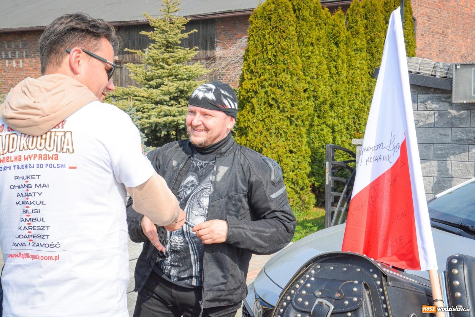 Zdjęcie w galerii na portalu naszwodzislaw.com: Z Tajlandii do Chałupek: Kultowe Fiaty i Polonez tłumnie powitane w ojczyźnie [FOTO i WIDEO] wiadomości z regionu