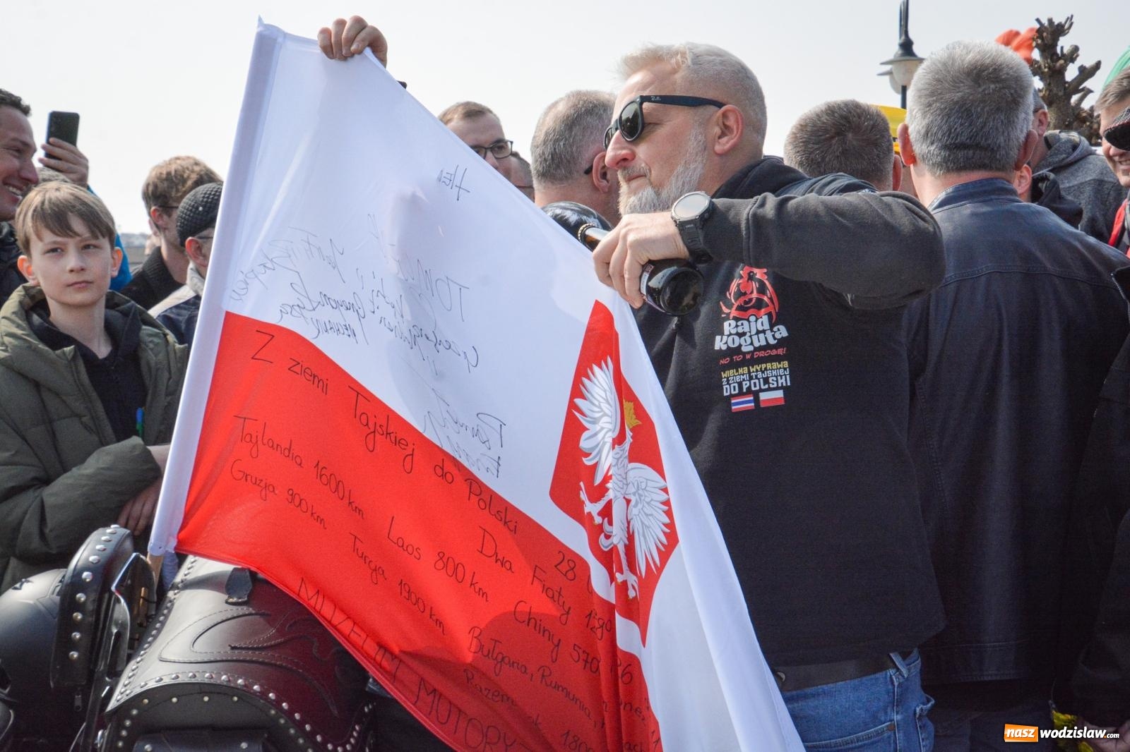 Zdjęcie w galerii na portalu naszwodzislaw.com: Z Tajlandii do Chałupek: Kultowe Fiaty i Polonez tłumnie powitane w ojczyźnie [FOTO i WIDEO] wiadomości z regionu