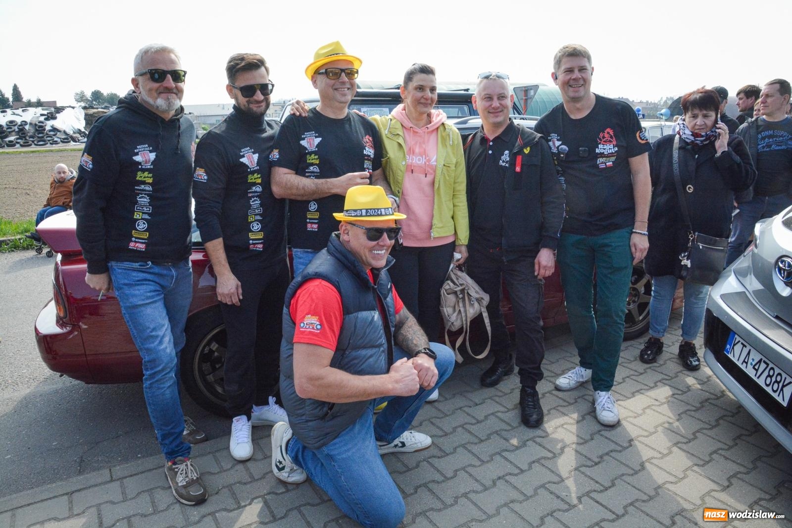 Zdjęcie w galerii na portalu naszwodzislaw.com: Z Tajlandii do Chałupek: Kultowe Fiaty i Polonez tłumnie powitane w ojczyźnie [FOTO i WIDEO] wiadomości z regionu