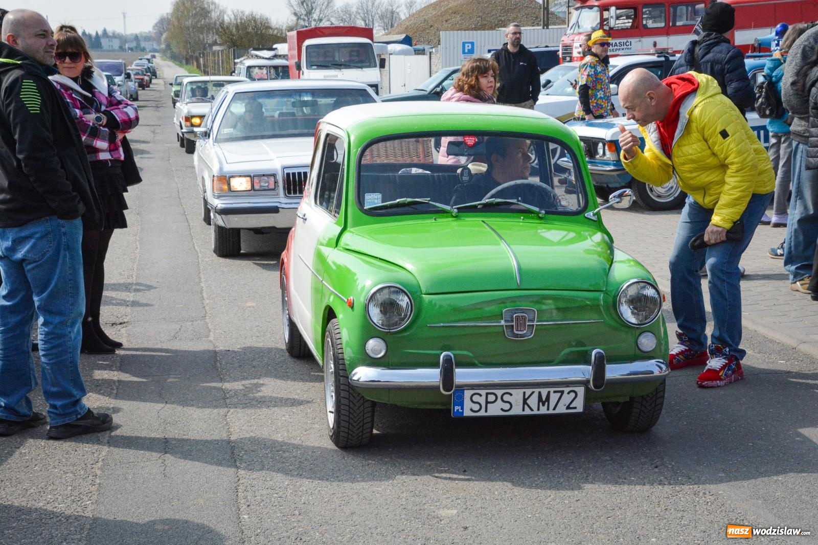 Zdjęcie w galerii na portalu naszwodzislaw.com: Z Tajlandii do Chałupek: Kultowe Fiaty i Polonez tłumnie powitane w ojczyźnie [FOTO i WIDEO] wiadomości z regionu