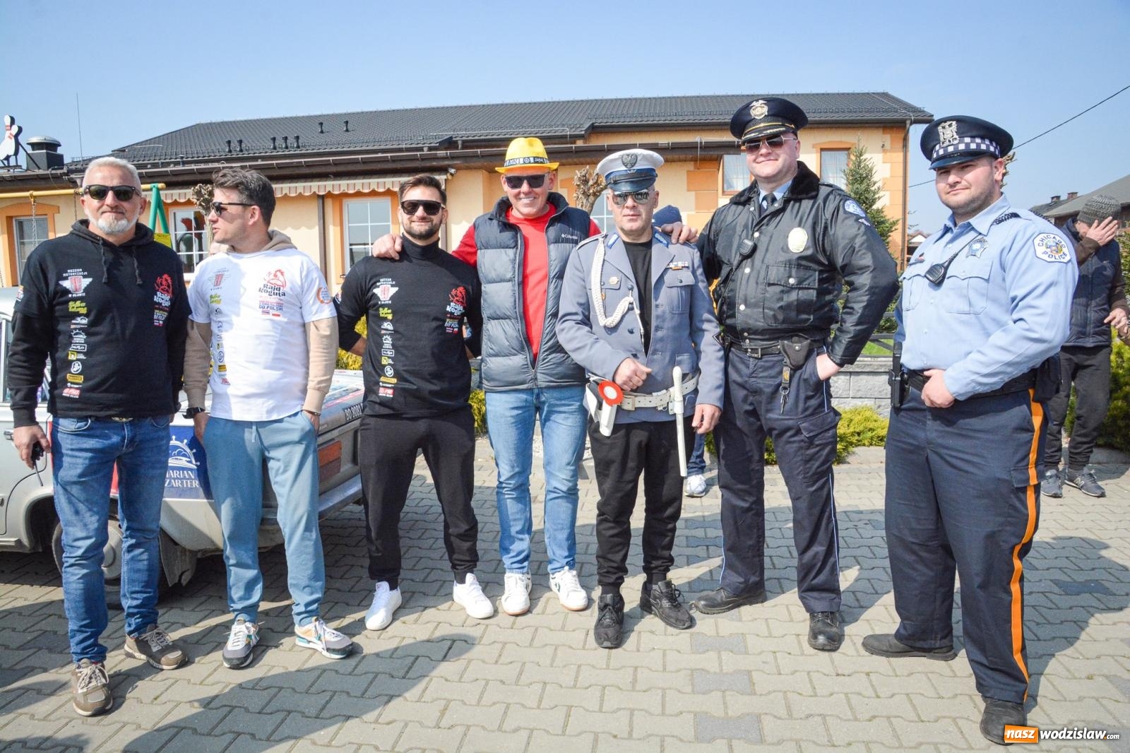 Zdjęcie w galerii na portalu naszwodzislaw.com: Z Tajlandii do Chałupek: Kultowe Fiaty i Polonez tłumnie powitane w ojczyźnie [FOTO i WIDEO] wiadomości z regionu