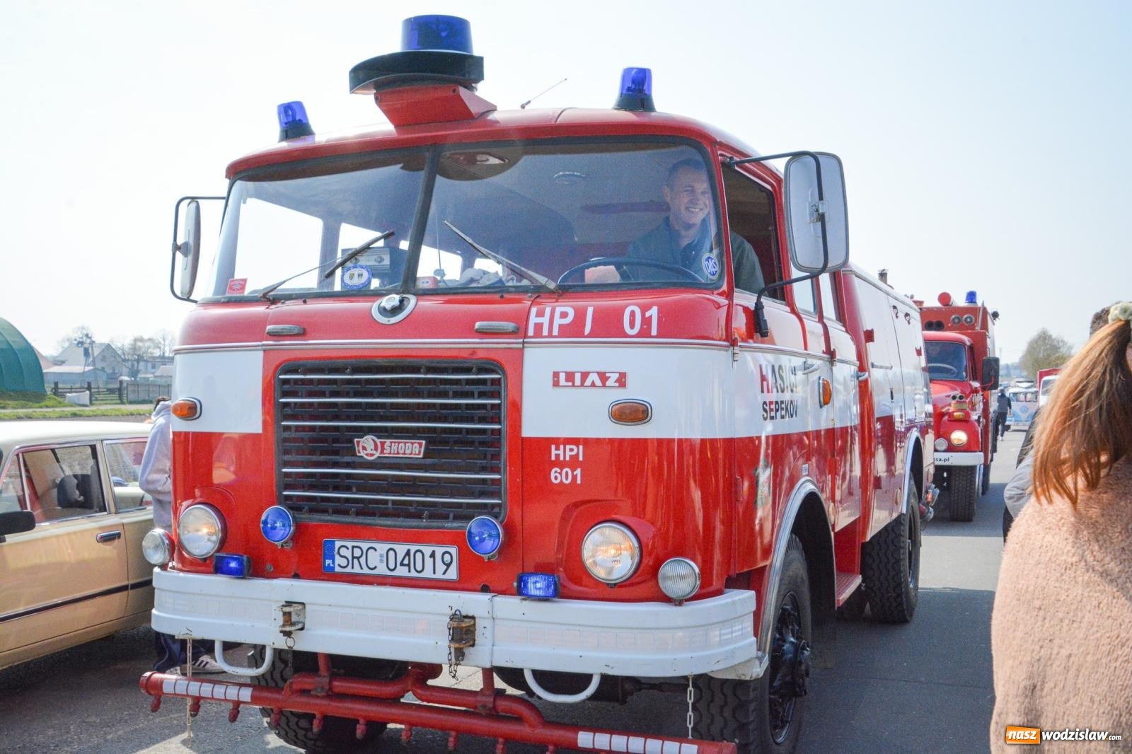 Zdjęcie w galerii na portalu naszwodzislaw.com: Z Tajlandii do Chałupek: Kultowe Fiaty i Polonez tłumnie powitane w ojczyźnie [FOTO i WIDEO] wiadomości z regionu
