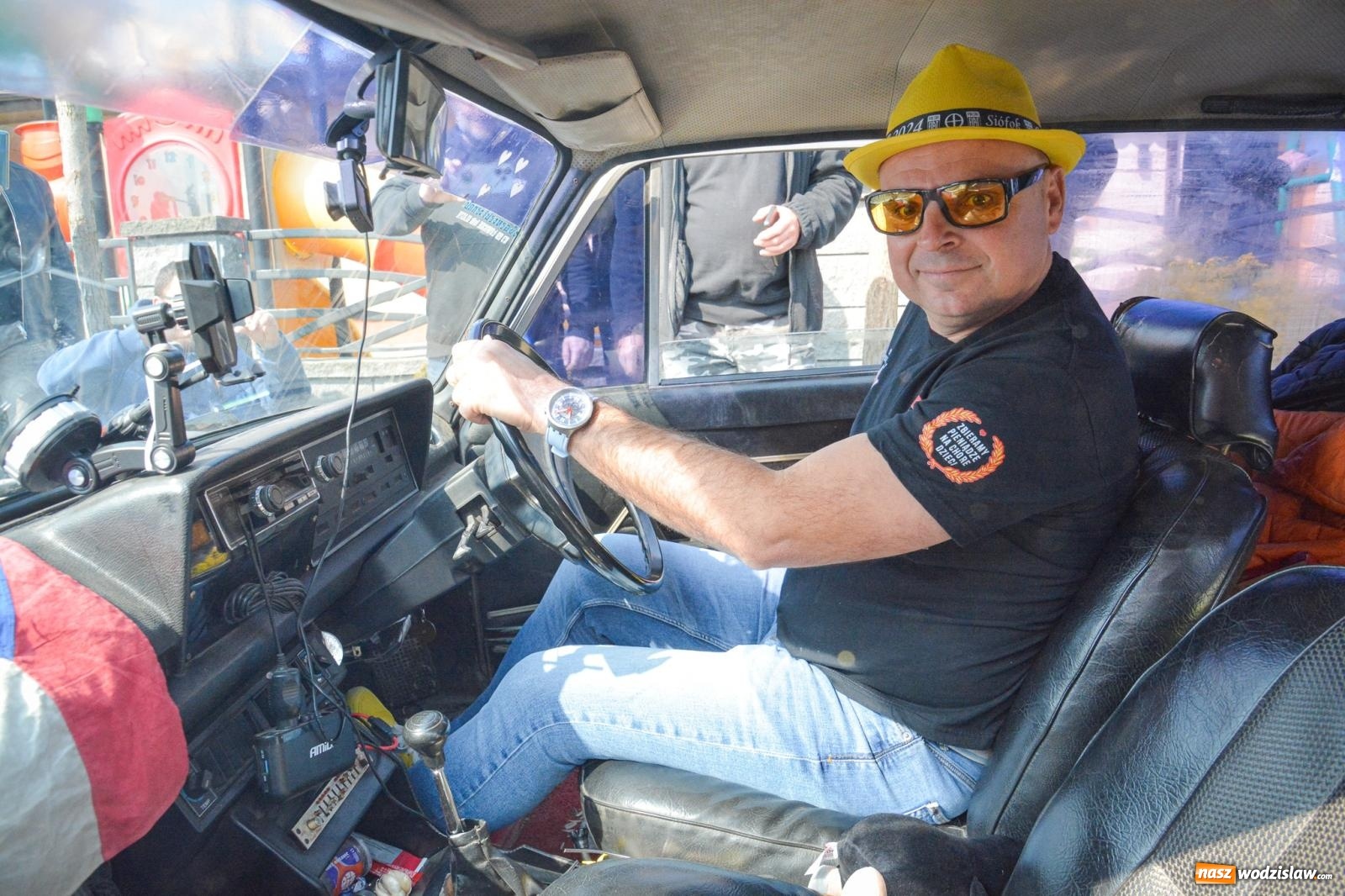 Zdjęcie w galerii na portalu naszwodzislaw.com: Z Tajlandii do Chałupek: Kultowe Fiaty i Polonez tłumnie powitane w ojczyźnie [FOTO i WIDEO] wiadomości z regionu