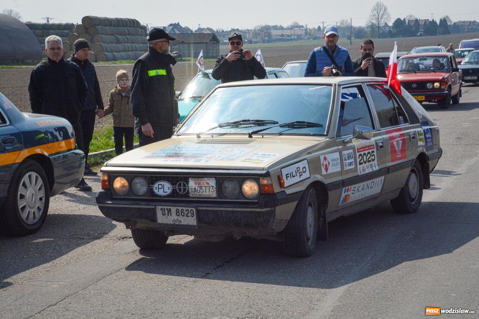 Zdjęcie w galerii na portalu naszwodzislaw.com: Z Tajlandii do Chałupek: Kultowe Fiaty i Polonez tłumnie powitane w ojczyźnie [FOTO i WIDEO] wiadomości z regionu