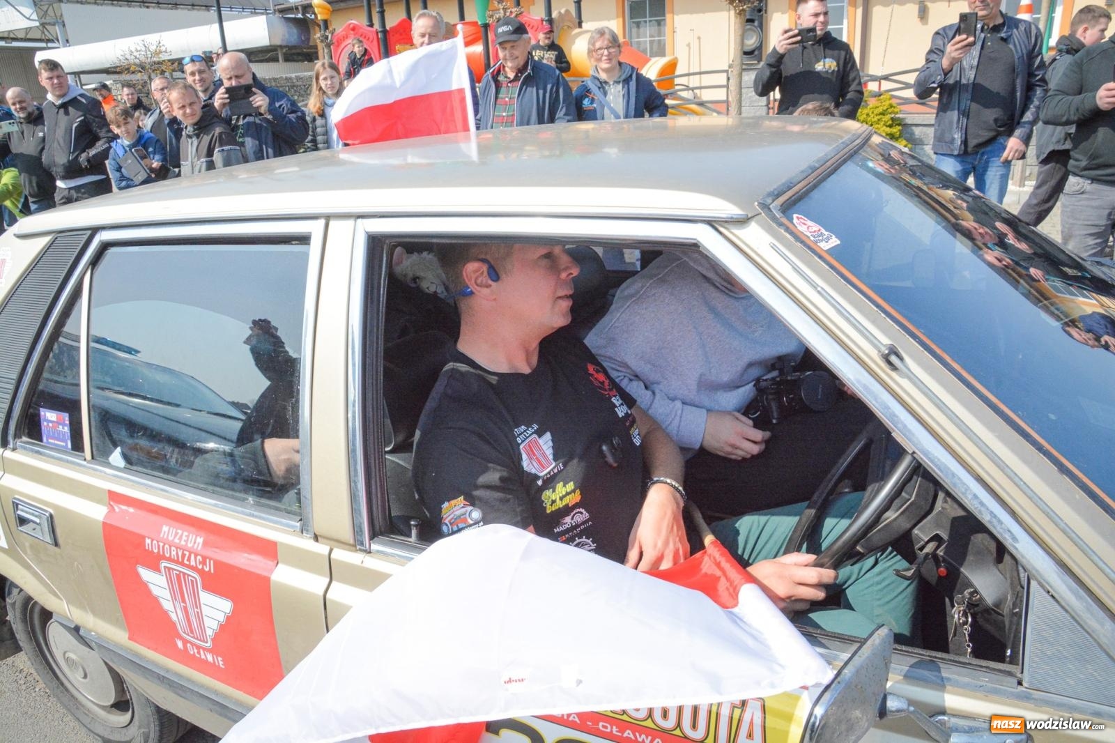 Zdjęcie w galerii na portalu naszwodzislaw.com: Z Tajlandii do Chałupek: Kultowe Fiaty i Polonez tłumnie powitane w ojczyźnie [FOTO i WIDEO] wiadomości z regionu