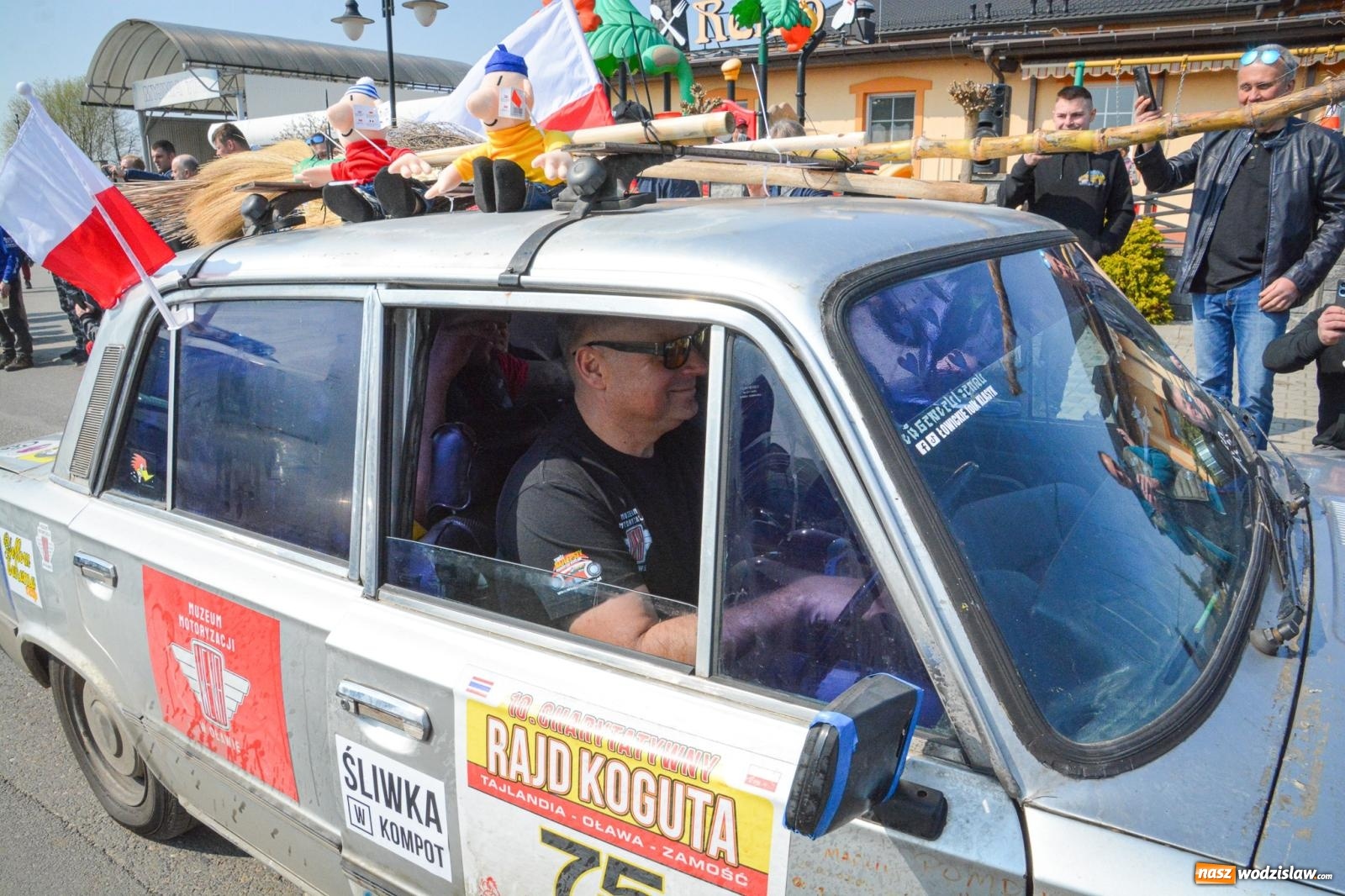 Zdjęcie w galerii na portalu naszwodzislaw.com: Z Tajlandii do Chałupek: Kultowe Fiaty i Polonez tłumnie powitane w ojczyźnie [FOTO i WIDEO] wiadomości z regionu