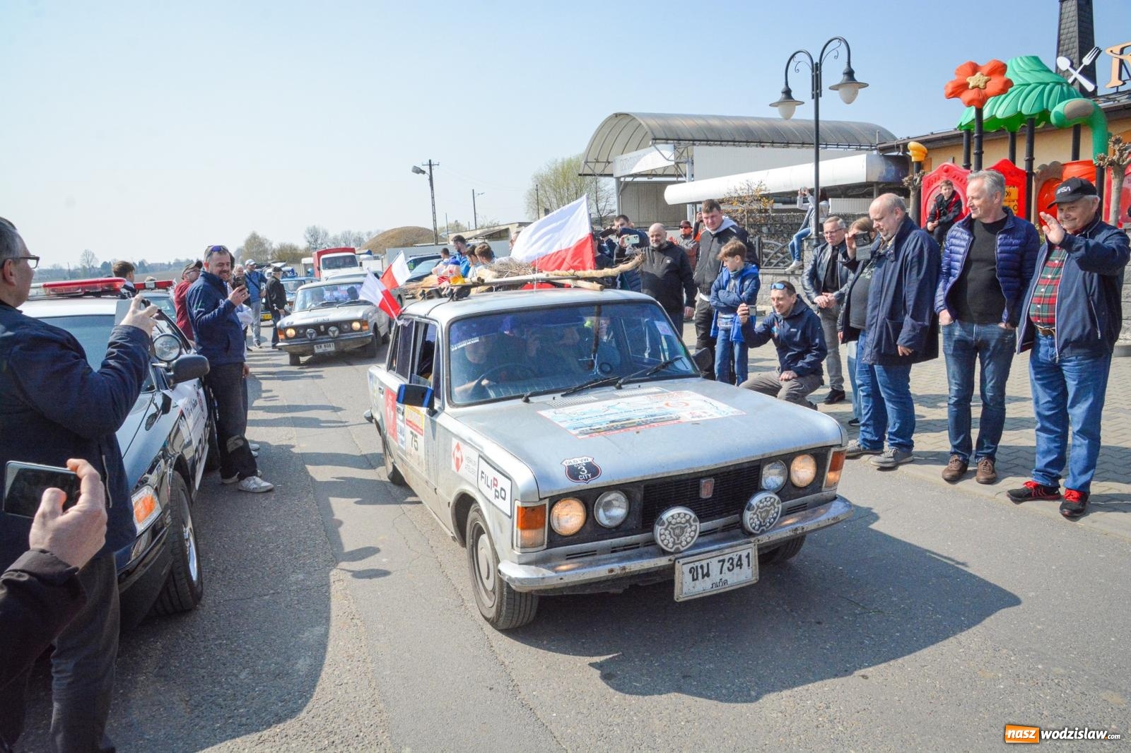 Zdjęcie w galerii na portalu naszwodzislaw.com: Z Tajlandii do Chałupek: Kultowe Fiaty i Polonez tłumnie powitane w ojczyźnie [FOTO i WIDEO] wiadomości z regionu
