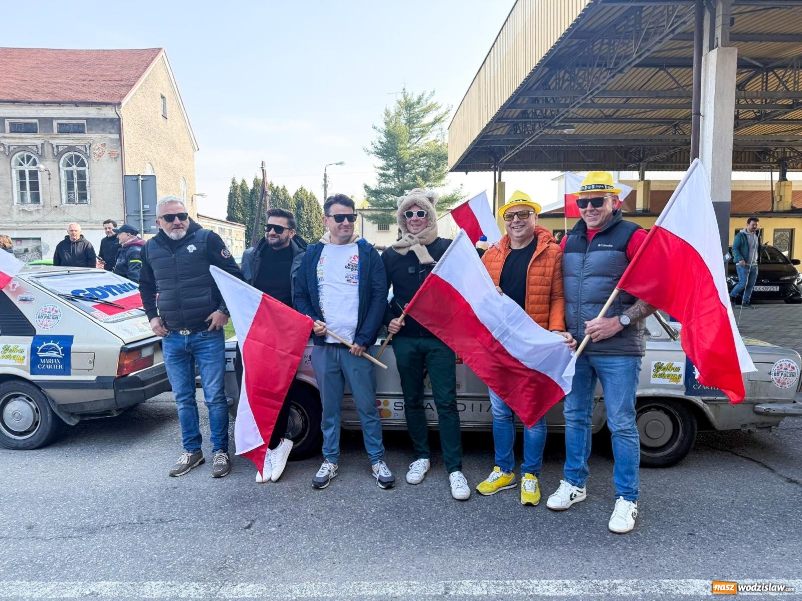 Zdjęcie w galerii na portalu naszwodzislaw.com: Z Tajlandii do Chałupek: Kultowe Fiaty i Polonez tłumnie powitane w ojczyźnie [FOTO i WIDEO] wiadomości z regionu