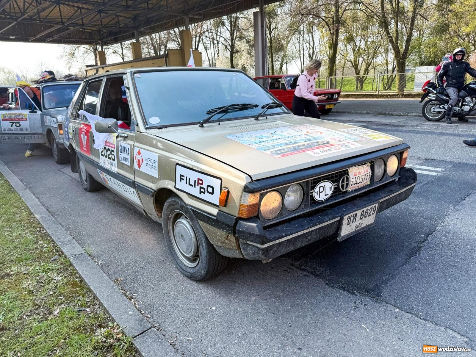 Zdjęcie w galerii na portalu naszwodzislaw.com: Z Tajlandii do Chałupek: Kultowe Fiaty i Polonez tłumnie powitane w ojczyźnie [FOTO i WIDEO] wiadomości z regionu