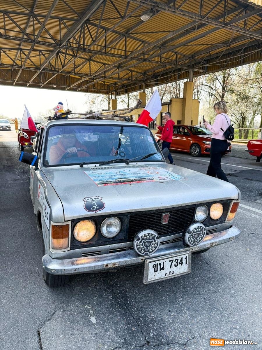 Zdjęcie w galerii na portalu naszwodzislaw.com: Z Tajlandii do Chałupek: Kultowe Fiaty i Polonez tłumnie powitane w ojczyźnie [FOTO i WIDEO] wiadomości z regionu