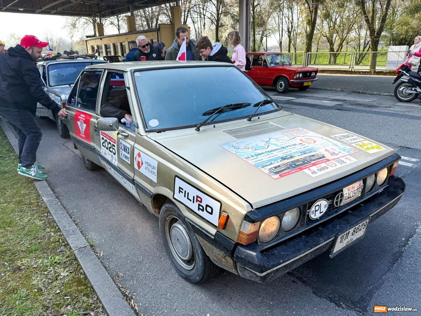 Zdjęcie w galerii na portalu naszwodzislaw.com: Z Tajlandii do Chałupek: Kultowe Fiaty i Polonez tłumnie powitane w ojczyźnie [FOTO i WIDEO] wiadomości z regionu