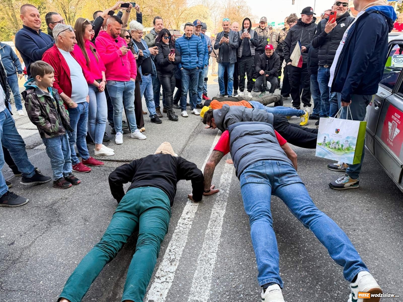 Zdjęcie w galerii na portalu naszwodzislaw.com: Z Tajlandii do Chałupek: Kultowe Fiaty i Polonez tłumnie powitane w ojczyźnie [FOTO i WIDEO] wiadomości z regionu