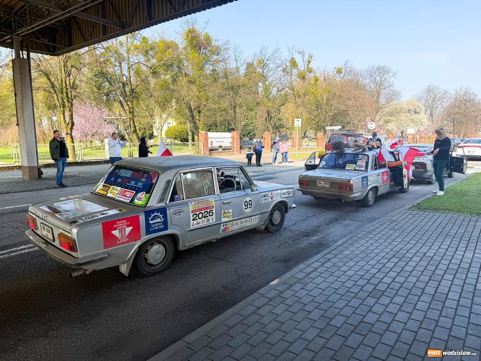 Zdjęcie w galerii na portalu naszwodzislaw.com: Z Tajlandii do Chałupek: Kultowe Fiaty i Polonez tłumnie powitane w ojczyźnie [FOTO i WIDEO] wiadomości z regionu