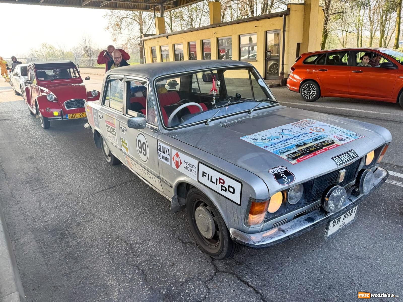 Zdjęcie w galerii na portalu naszwodzislaw.com: Z Tajlandii do Chałupek: Kultowe Fiaty i Polonez tłumnie powitane w ojczyźnie [FOTO i WIDEO] wiadomości z regionu