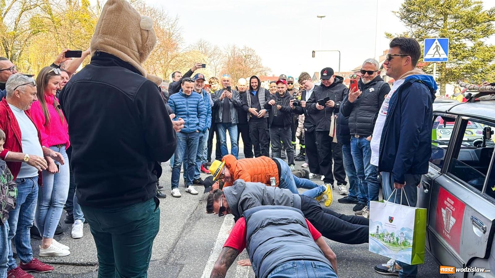 Zdjęcie w galerii na portalu naszwodzislaw.com: Z Tajlandii do Chałupek: Kultowe Fiaty i Polonez tłumnie powitane w ojczyźnie [FOTO i WIDEO] wiadomości z regionu
