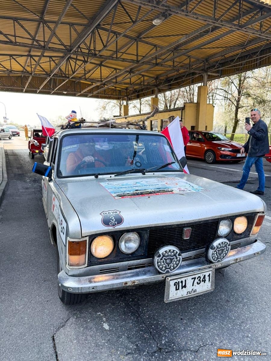Zdjęcie w galerii na portalu naszwodzislaw.com: Z Tajlandii do Chałupek: Kultowe Fiaty i Polonez tłumnie powitane w ojczyźnie [FOTO i WIDEO] wiadomości z regionu
