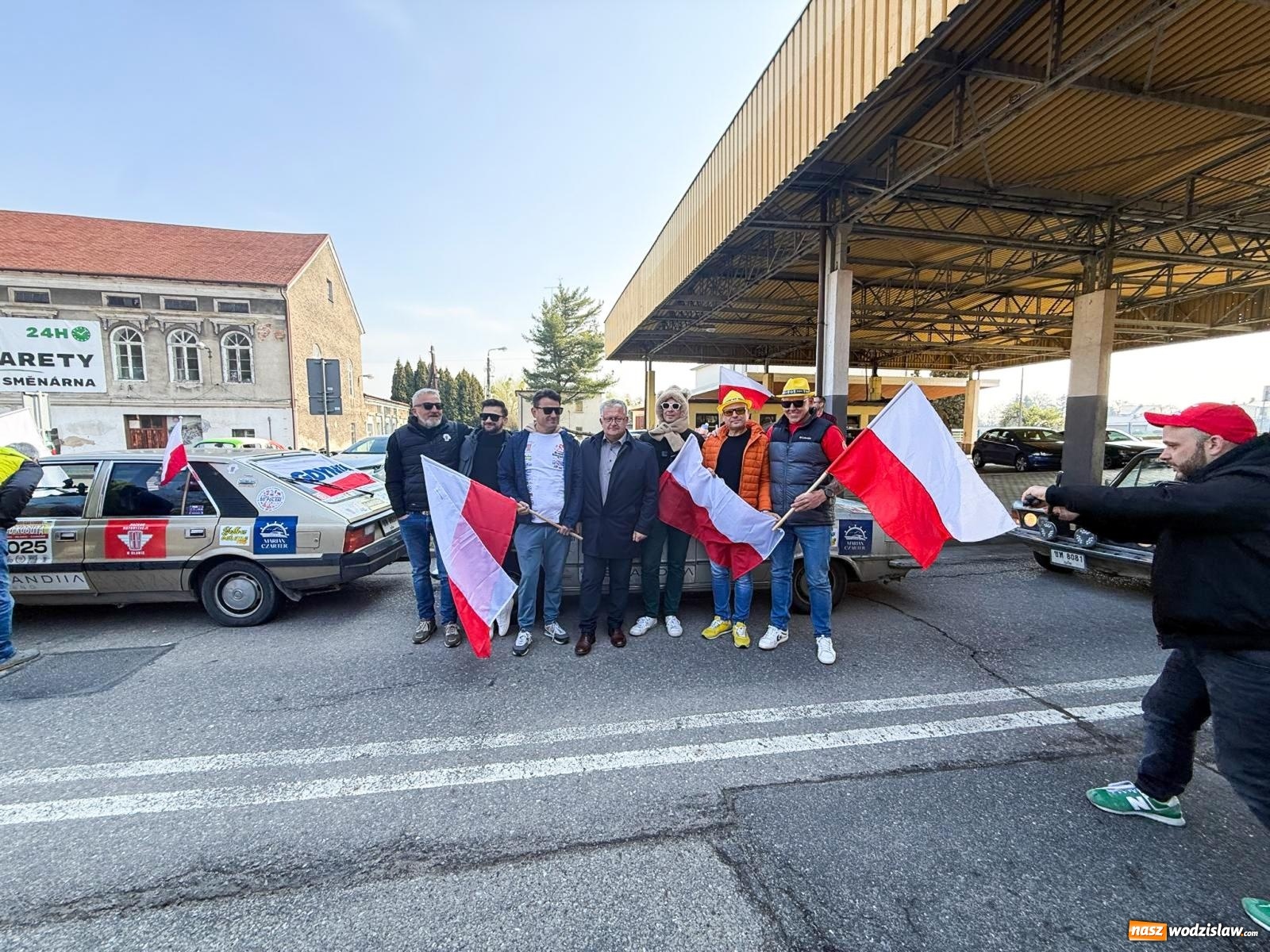 Zdjęcie w galerii na portalu naszwodzislaw.com: Z Tajlandii do Chałupek: Kultowe Fiaty i Polonez tłumnie powitane w ojczyźnie [FOTO i WIDEO] wiadomości z regionu