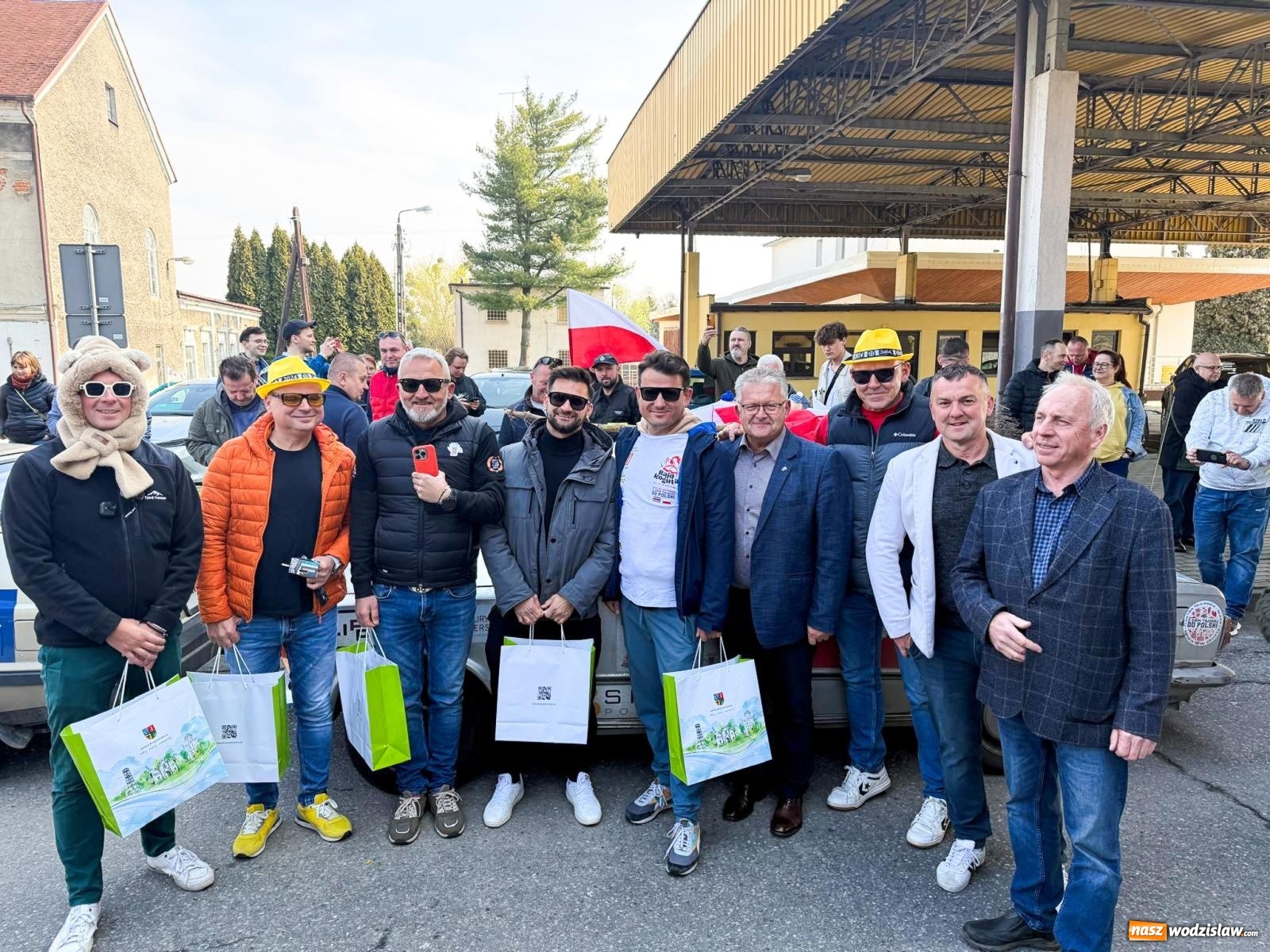 Zdjęcie w galerii na portalu naszwodzislaw.com: Z Tajlandii do Chałupek: Kultowe Fiaty i Polonez tłumnie powitane w ojczyźnie [FOTO i WIDEO] wiadomości z regionu