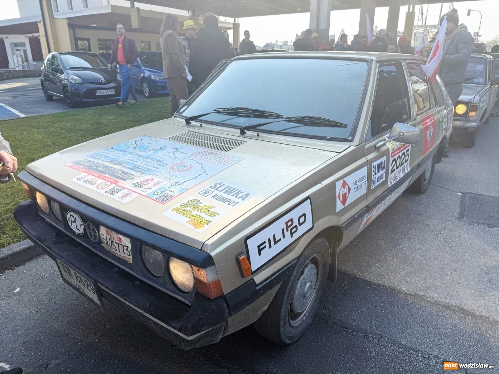 Zdjęcie w galerii na portalu naszwodzislaw.com: Z Tajlandii do Chałupek: Kultowe Fiaty i Polonez tłumnie powitane w ojczyźnie [FOTO i WIDEO] wiadomości z regionu