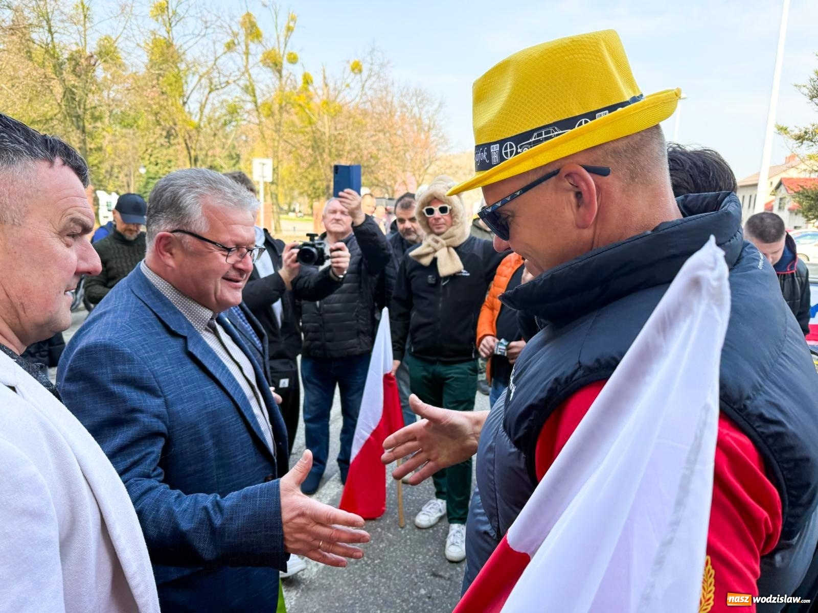 Zdjęcie w galerii na portalu naszwodzislaw.com: Z Tajlandii do Chałupek: Kultowe Fiaty i Polonez tłumnie powitane w ojczyźnie [FOTO i WIDEO] wiadomości z regionu