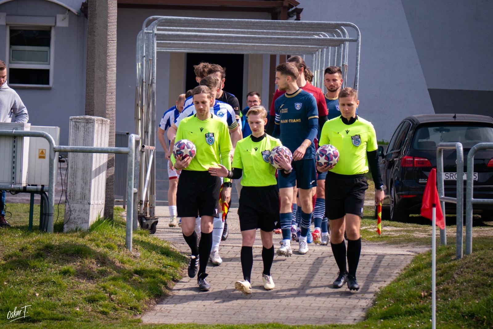 Zdjęcie w galerii na portalu naszwodzislaw.com: Emocje, zwroty akcji i chłodna skuteczność. Górnik Radlin górą w okręgówce [FOTO] wiadomości z regionu