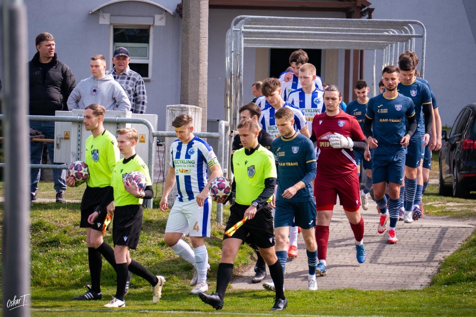 Zdjęcie w galerii na portalu naszwodzislaw.com: Emocje, zwroty akcji i chłodna skuteczność. Górnik Radlin górą w okręgówce [FOTO] wiadomości z regionu