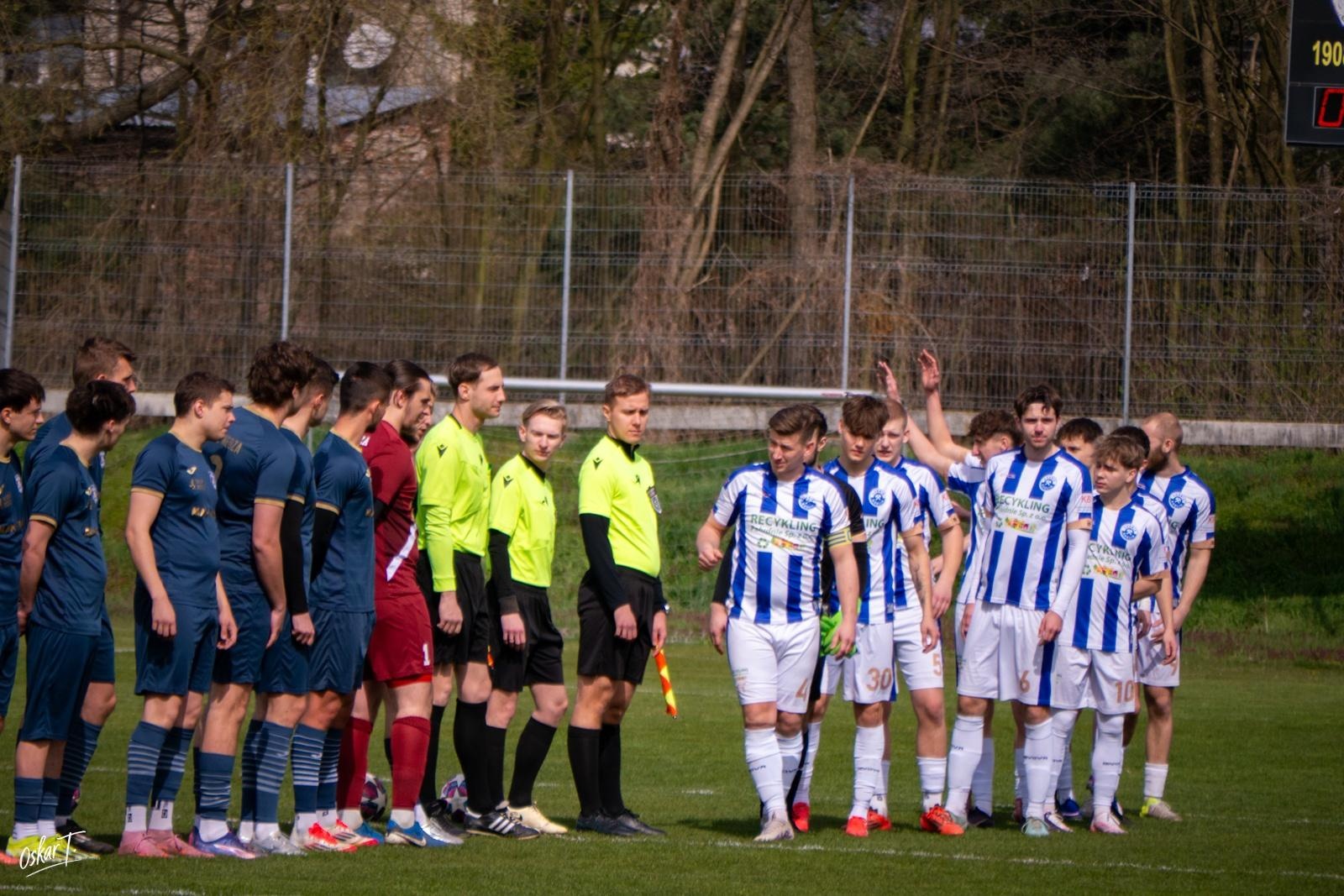 Zdjęcie w galerii na portalu naszwodzislaw.com: Emocje, zwroty akcji i chłodna skuteczność. Górnik Radlin górą w okręgówce [FOTO] wiadomości z regionu