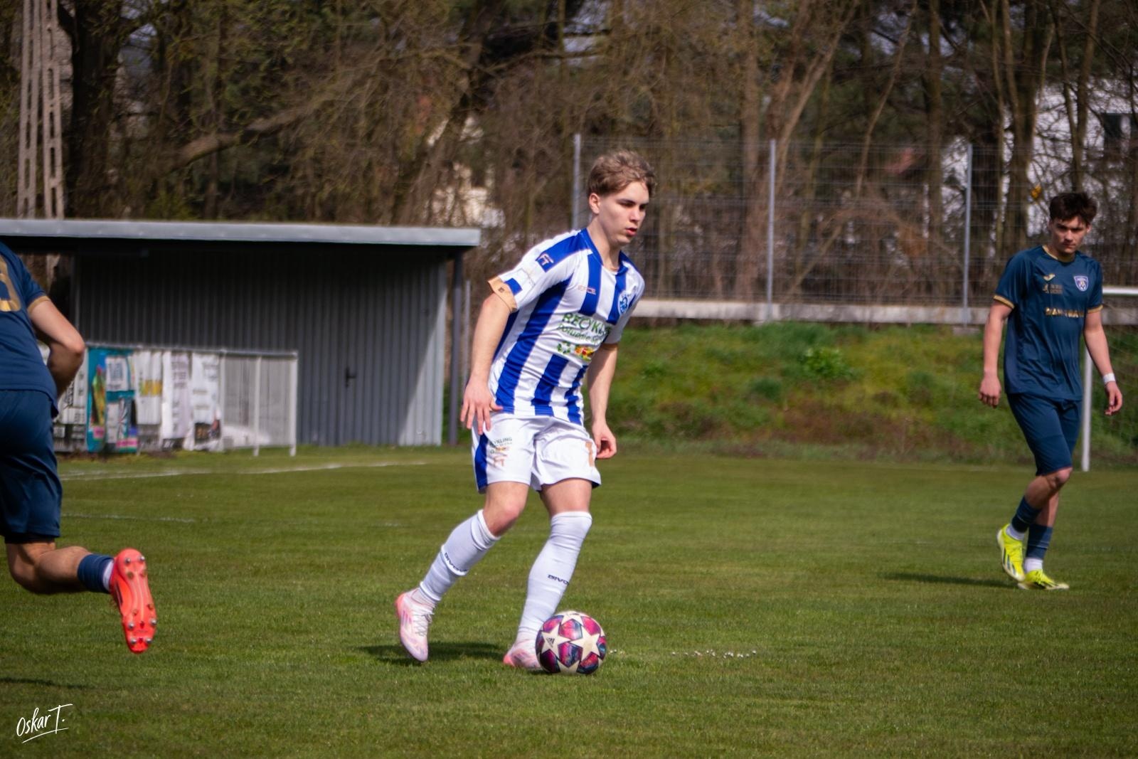 Zdjęcie w galerii na portalu naszwodzislaw.com: Emocje, zwroty akcji i chłodna skuteczność. Górnik Radlin górą w okręgówce [FOTO] wiadomości z regionu