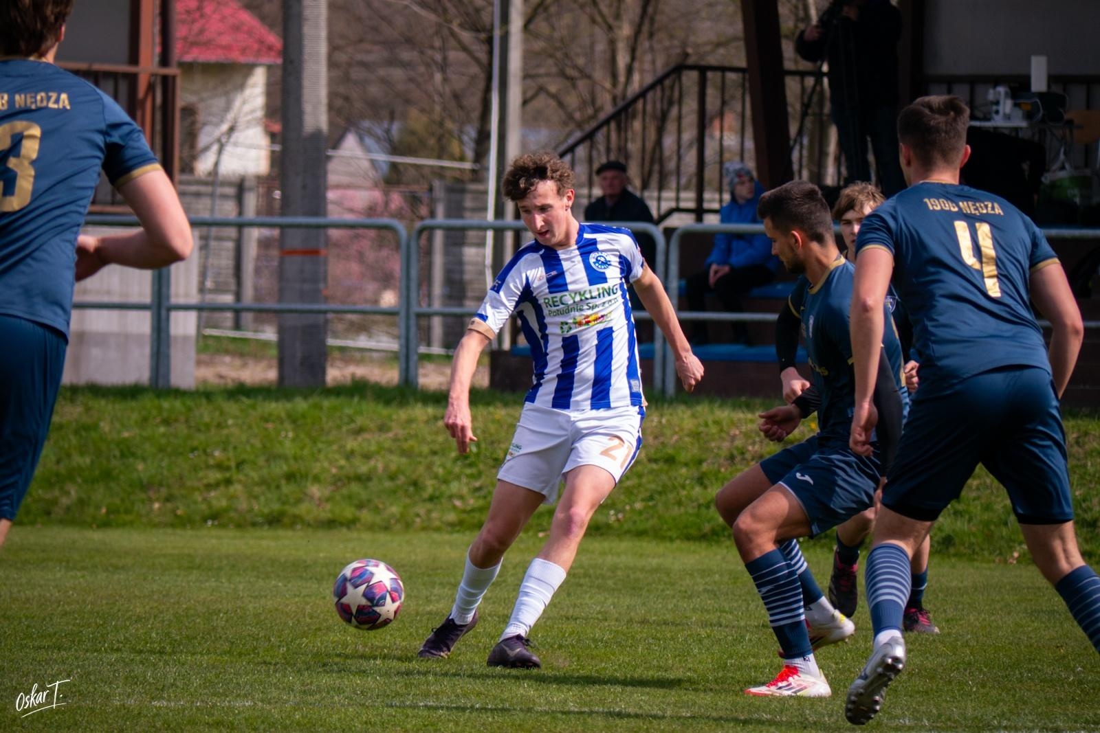 Zdjęcie w galerii na portalu naszwodzislaw.com: Emocje, zwroty akcji i chłodna skuteczność. Górnik Radlin górą w okręgówce [FOTO] wiadomości z regionu