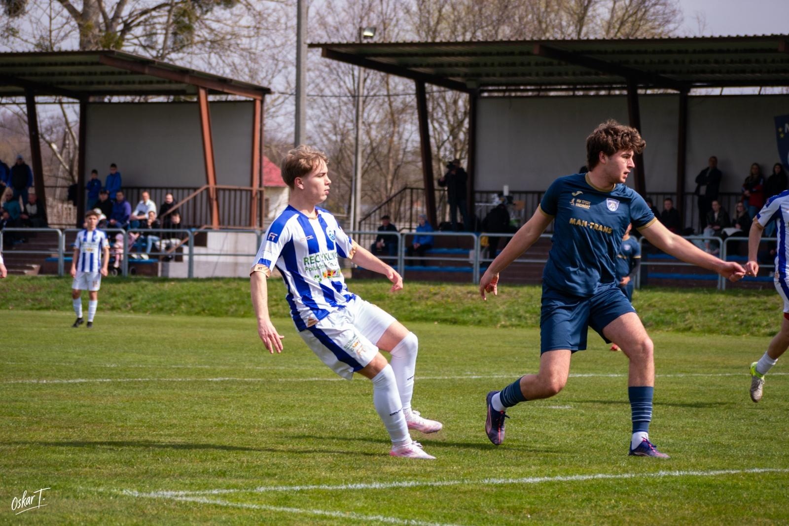 Zdjęcie w galerii na portalu naszwodzislaw.com: Emocje, zwroty akcji i chłodna skuteczność. Górnik Radlin górą w okręgówce [FOTO] wiadomości z regionu