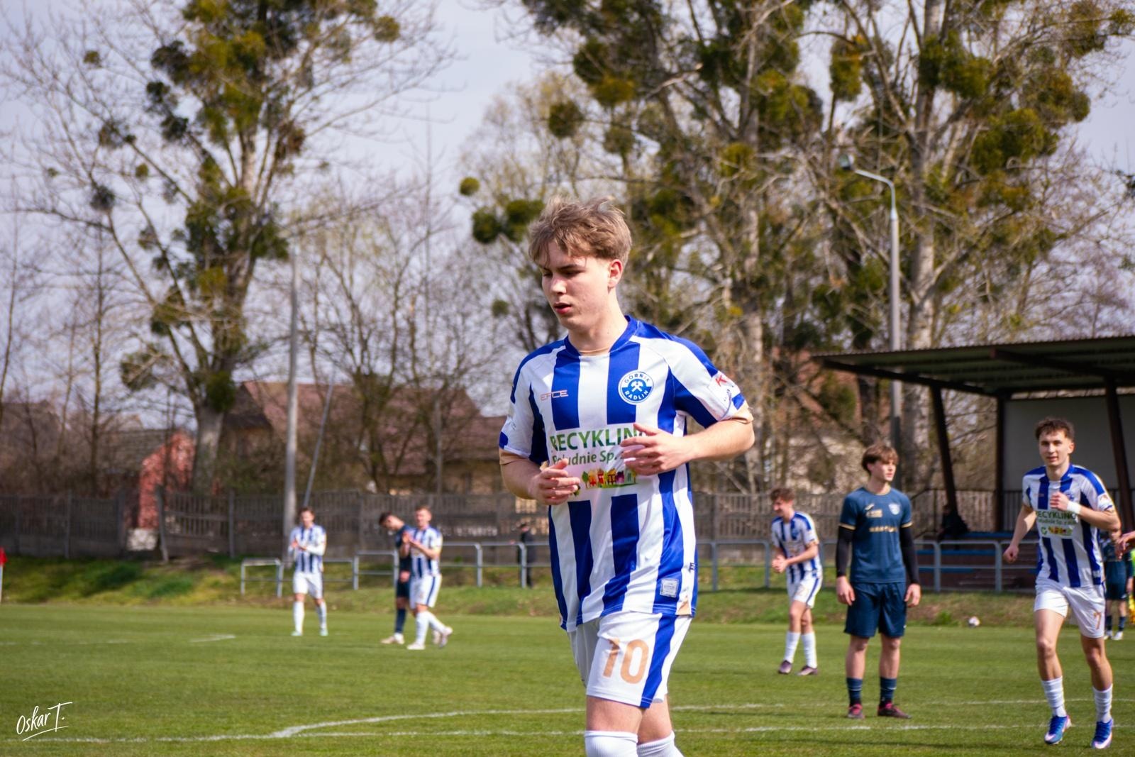 Zdjęcie w galerii na portalu naszwodzislaw.com: Emocje, zwroty akcji i chłodna skuteczność. Górnik Radlin górą w okręgówce [FOTO] wiadomości z regionu