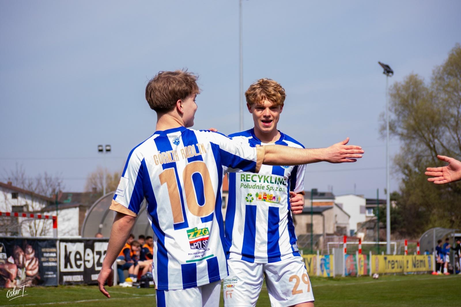 Zdjęcie w galerii na portalu naszwodzislaw.com: Emocje, zwroty akcji i chłodna skuteczność. Górnik Radlin górą w okręgówce [FOTO] wiadomości z regionu