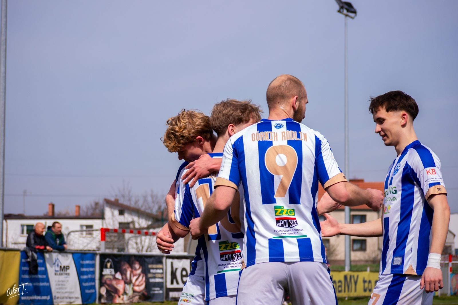 Zdjęcie w galerii na portalu naszwodzislaw.com: Emocje, zwroty akcji i chłodna skuteczność. Górnik Radlin górą w okręgówce [FOTO] wiadomości z regionu