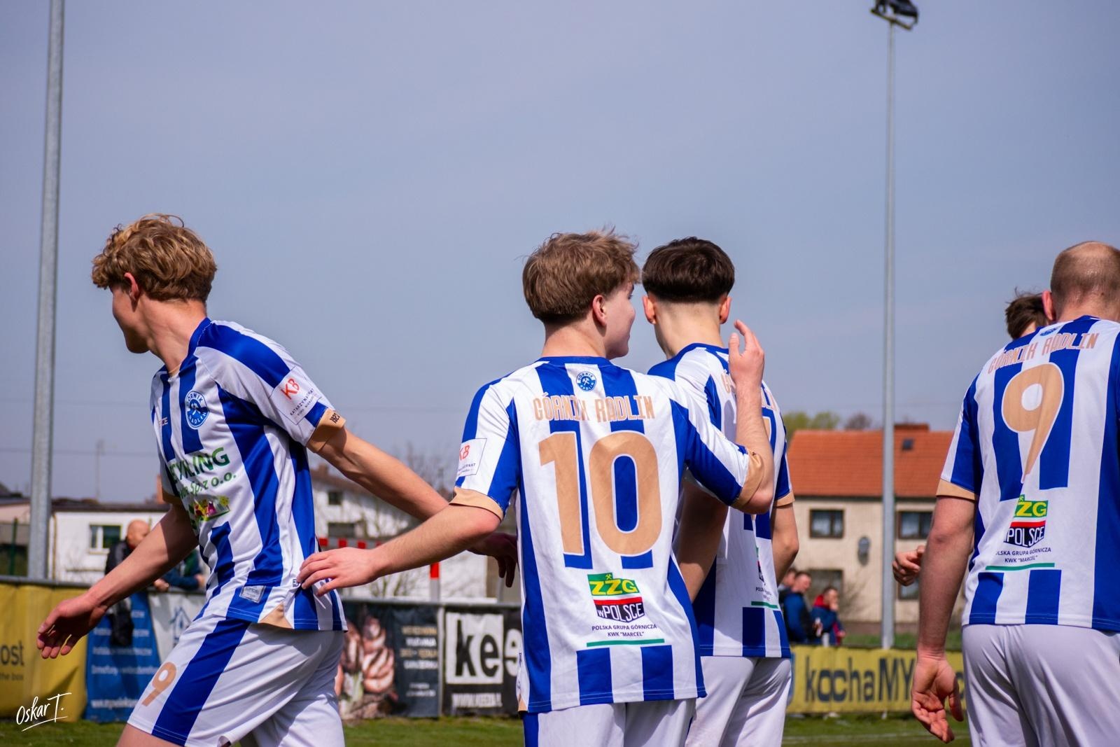 Zdjęcie w galerii na portalu naszwodzislaw.com: Emocje, zwroty akcji i chłodna skuteczność. Górnik Radlin górą w okręgówce [FOTO] wiadomości z regionu