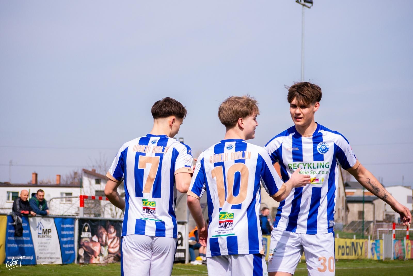 Zdjęcie w galerii na portalu naszwodzislaw.com: Emocje, zwroty akcji i chłodna skuteczność. Górnik Radlin górą w okręgówce [FOTO] wiadomości z regionu