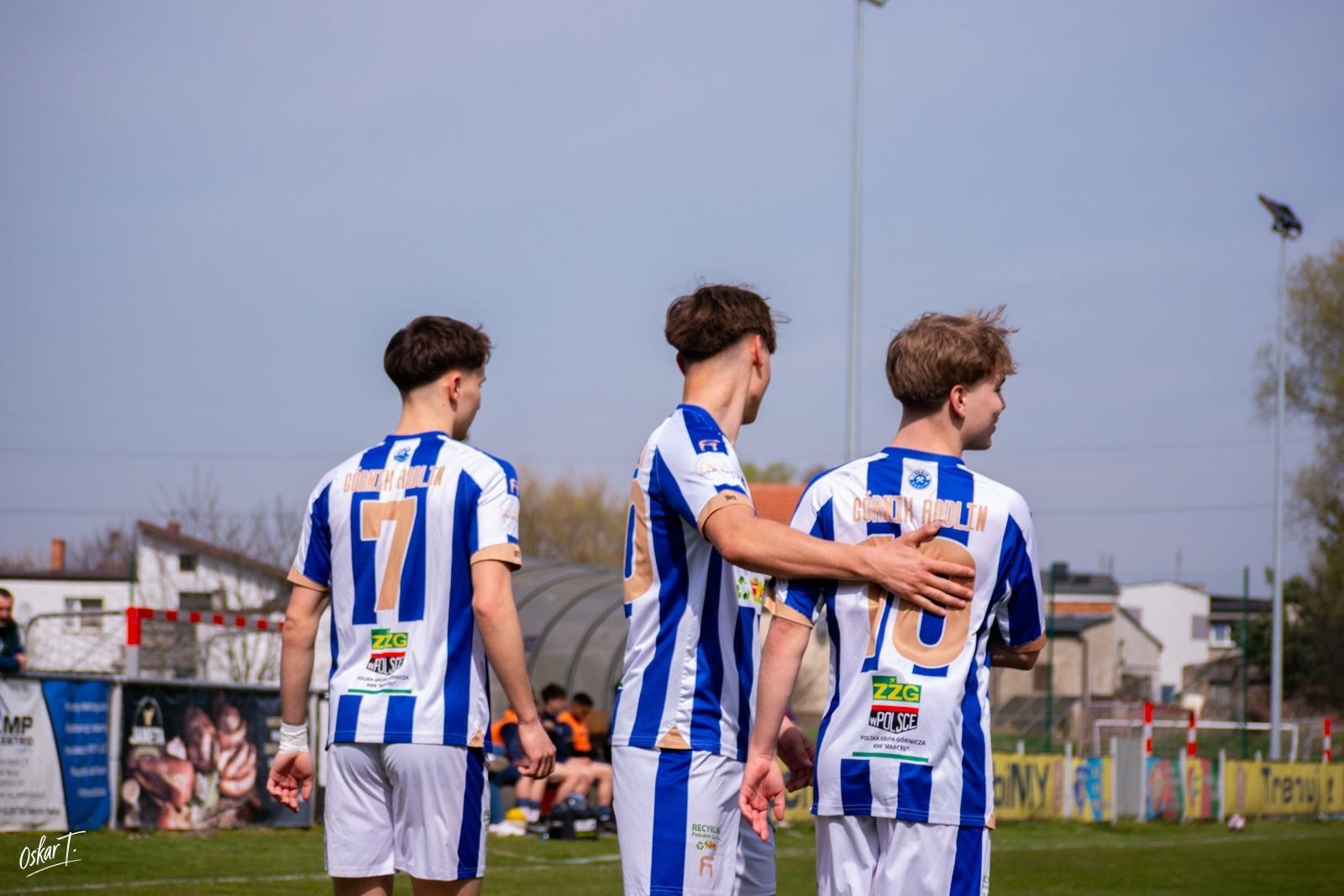Zdjęcie w galerii na portalu naszwodzislaw.com: Emocje, zwroty akcji i chłodna skuteczność. Górnik Radlin górą w okręgówce [FOTO] wiadomości z regionu