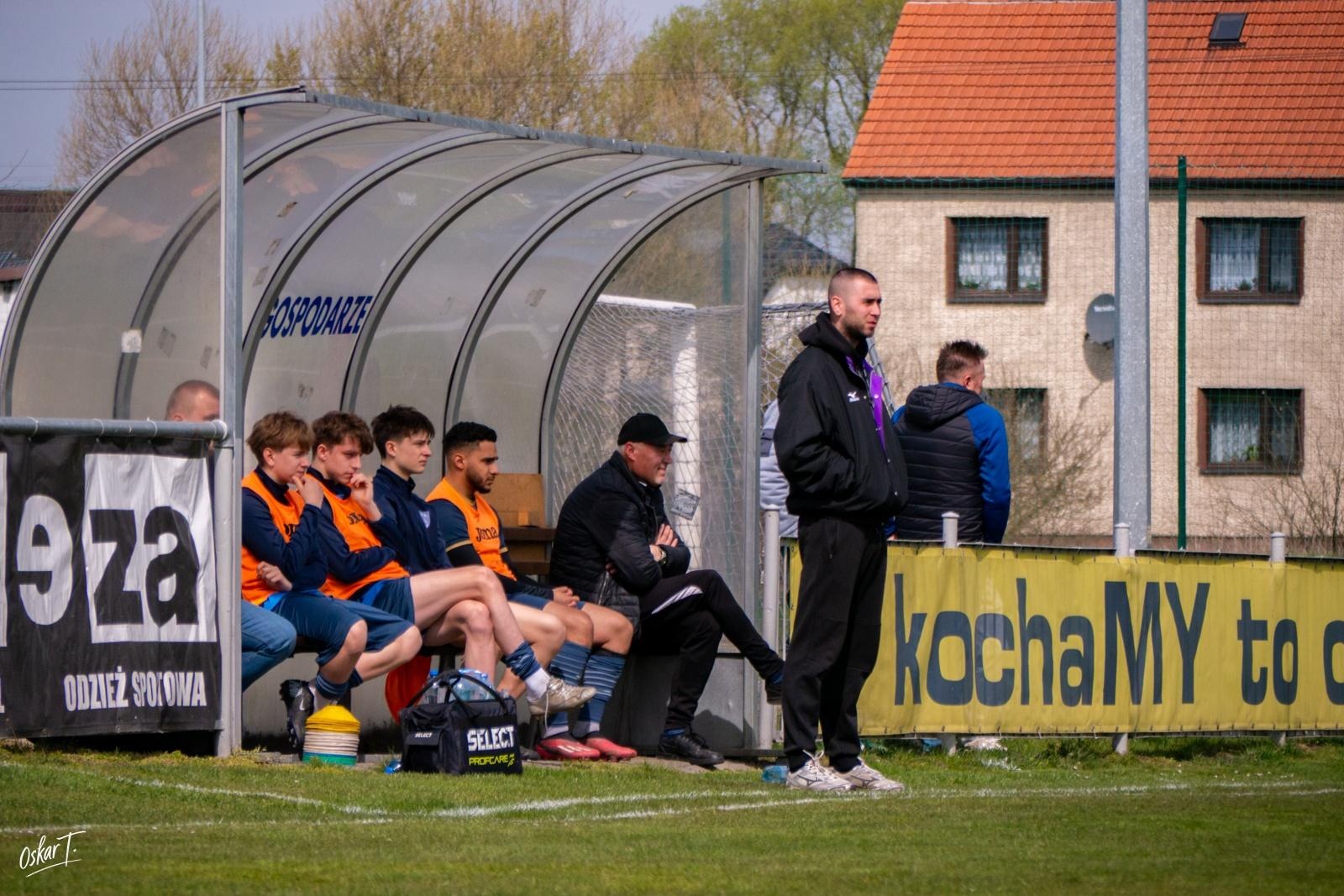 Zdjęcie w galerii na portalu naszwodzislaw.com: Emocje, zwroty akcji i chłodna skuteczność. Górnik Radlin górą w okręgówce [FOTO] wiadomości z regionu