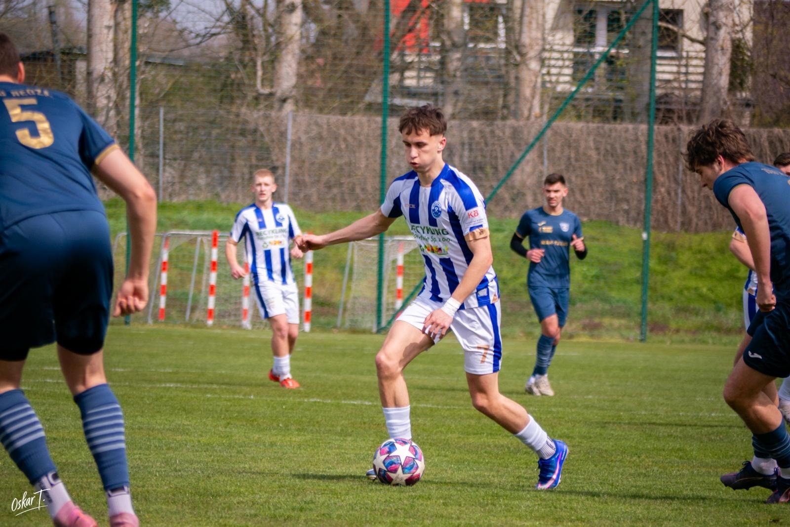 Zdjęcie w galerii na portalu naszwodzislaw.com: Emocje, zwroty akcji i chłodna skuteczność. Górnik Radlin górą w okręgówce [FOTO] wiadomości z regionu