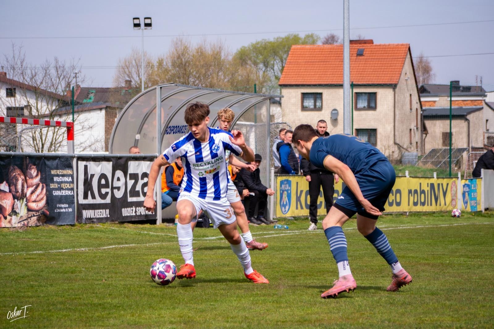 Zdjęcie w galerii na portalu naszwodzislaw.com: Emocje, zwroty akcji i chłodna skuteczność. Górnik Radlin górą w okręgówce [FOTO] wiadomości z regionu