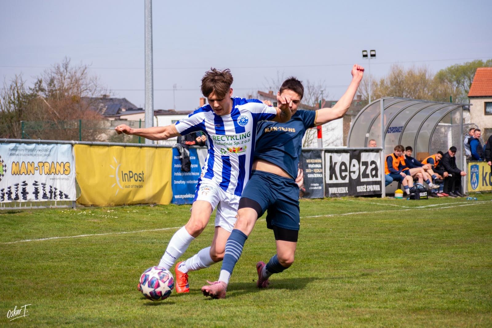 Zdjęcie w galerii na portalu naszwodzislaw.com: Emocje, zwroty akcji i chłodna skuteczność. Górnik Radlin górą w okręgówce [FOTO] wiadomości z regionu