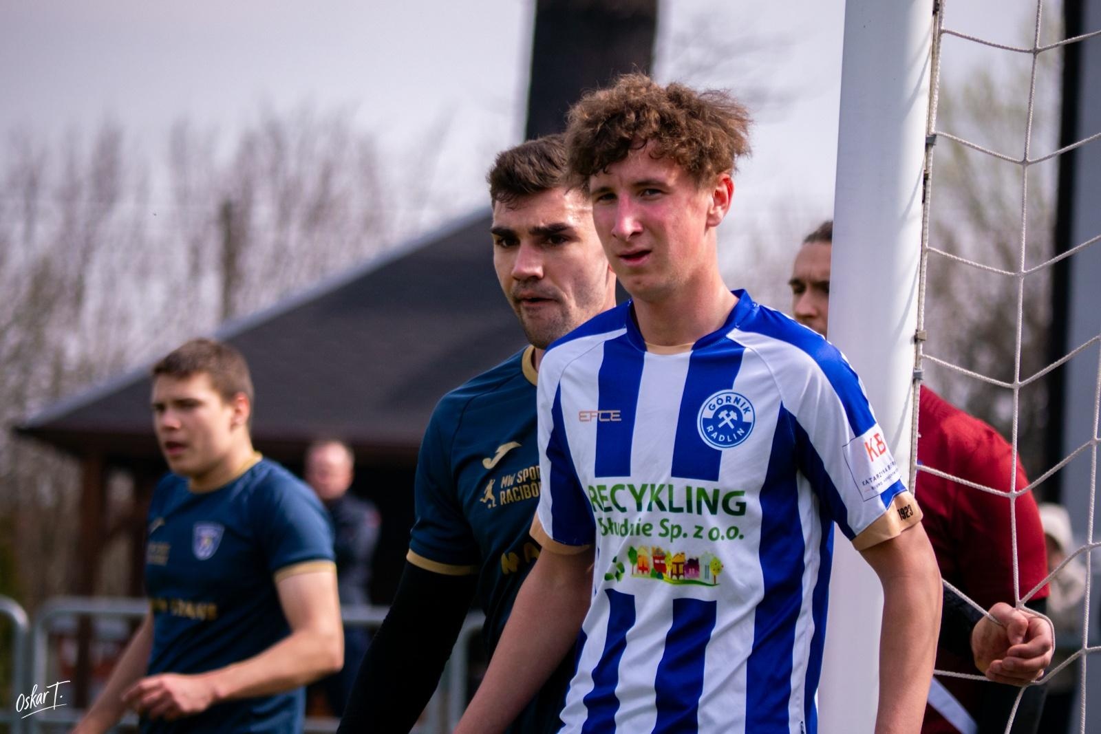 Zdjęcie w galerii na portalu naszwodzislaw.com: Emocje, zwroty akcji i chłodna skuteczność. Górnik Radlin górą w okręgówce [FOTO] wiadomości z regionu