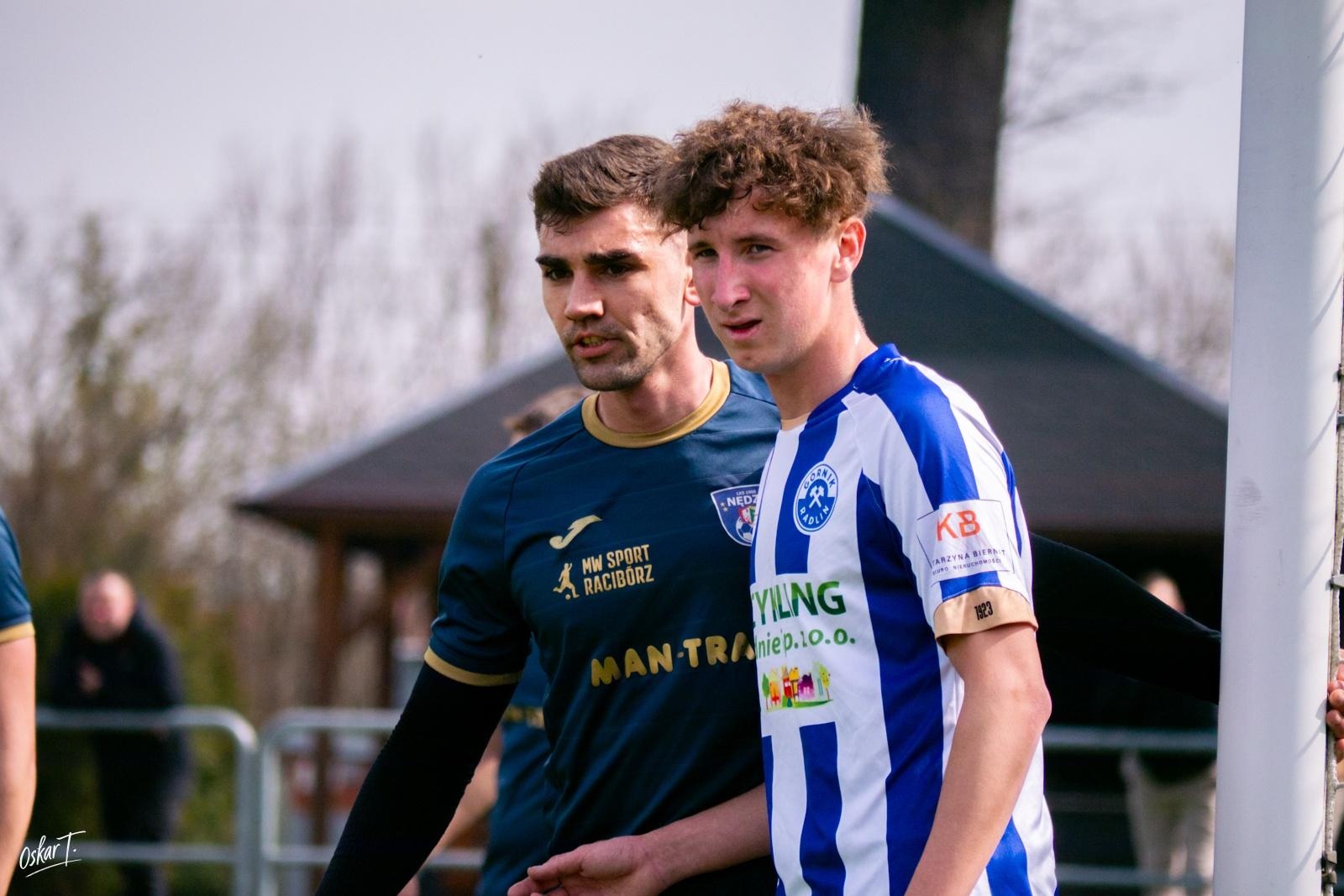 Zdjęcie w galerii na portalu naszwodzislaw.com: Emocje, zwroty akcji i chłodna skuteczność. Górnik Radlin górą w okręgówce [FOTO] wiadomości z regionu