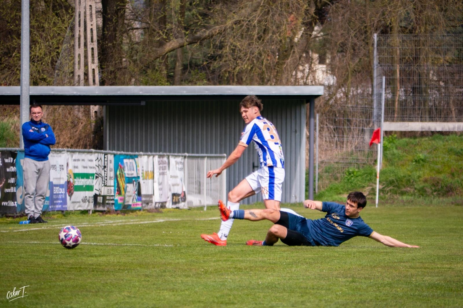 Zdjęcie w galerii na portalu naszwodzislaw.com: Emocje, zwroty akcji i chłodna skuteczność. Górnik Radlin górą w okręgówce [FOTO] wiadomości z regionu