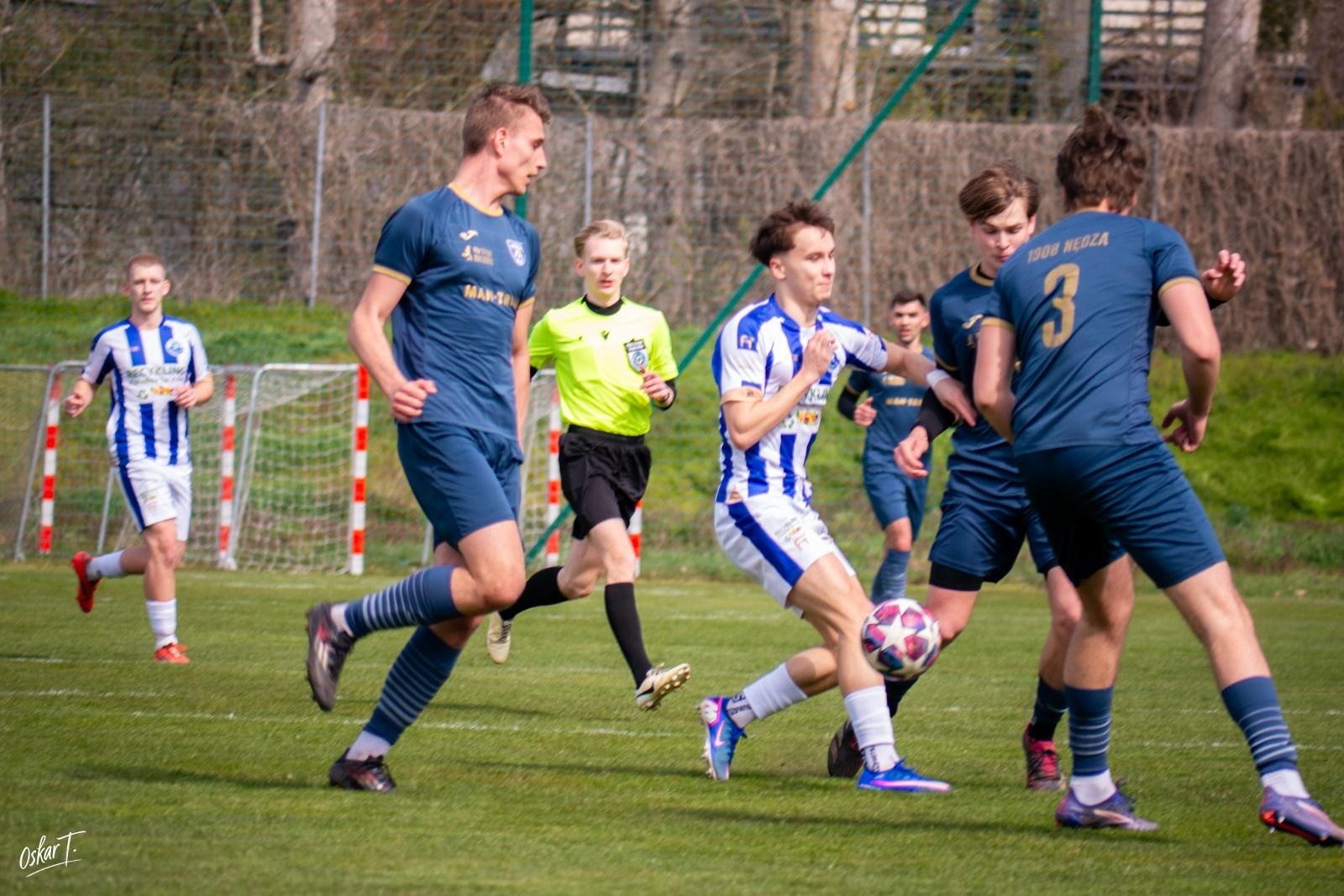Zdjęcie w galerii na portalu naszwodzislaw.com: Emocje, zwroty akcji i chłodna skuteczność. Górnik Radlin górą w okręgówce [FOTO] wiadomości z regionu