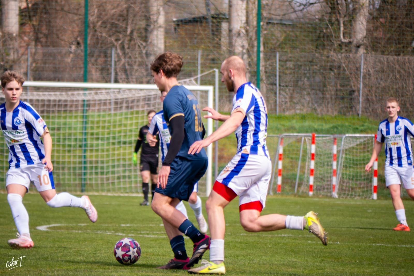 Zdjęcie w galerii na portalu naszwodzislaw.com: Emocje, zwroty akcji i chłodna skuteczność. Górnik Radlin górą w okręgówce [FOTO] wiadomości z regionu