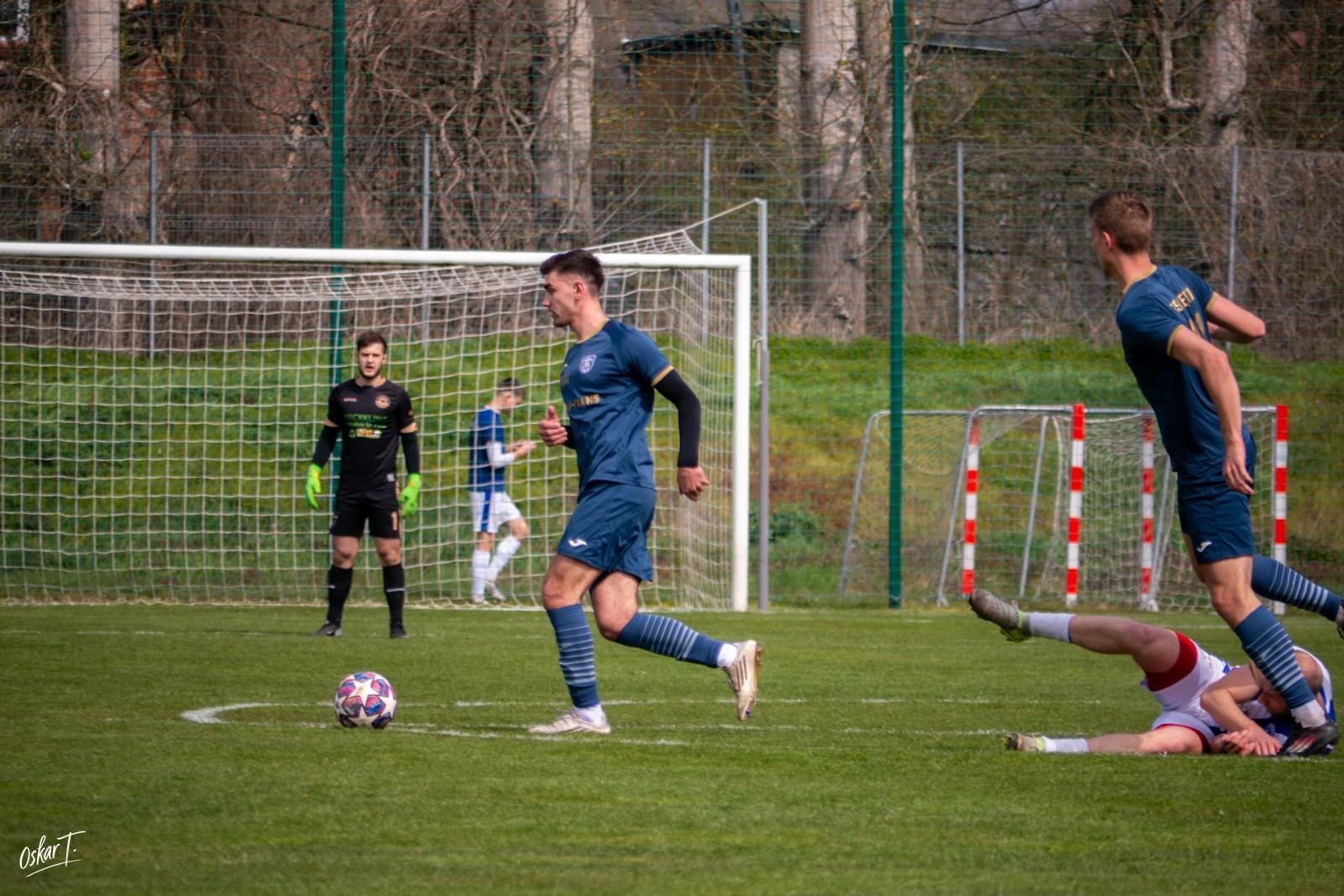 Zdjęcie w galerii na portalu naszwodzislaw.com: Emocje, zwroty akcji i chłodna skuteczność. Górnik Radlin górą w okręgówce [FOTO] wiadomości z regionu