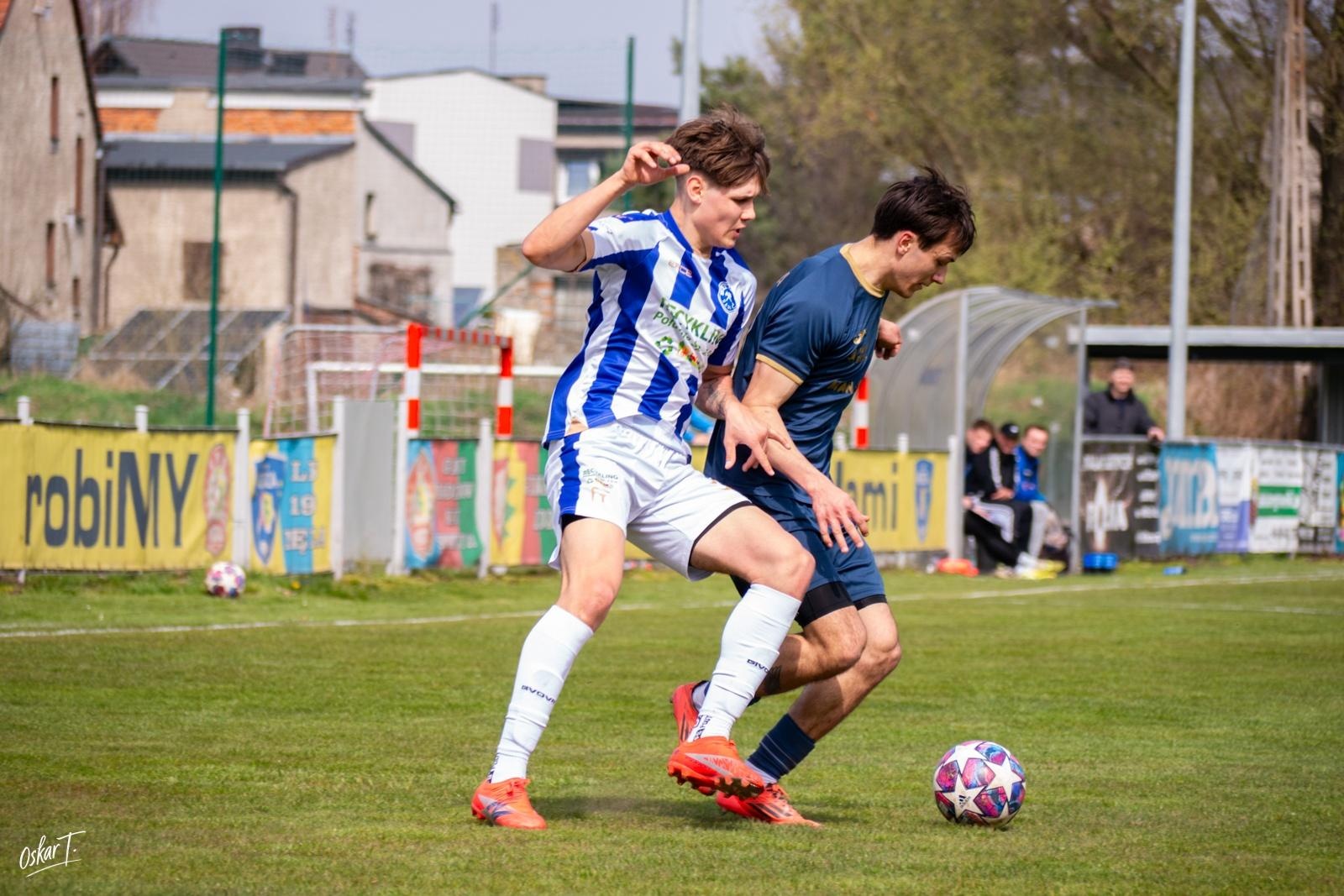Zdjęcie w galerii na portalu naszwodzislaw.com: Emocje, zwroty akcji i chłodna skuteczność. Górnik Radlin górą w okręgówce [FOTO] wiadomości z regionu